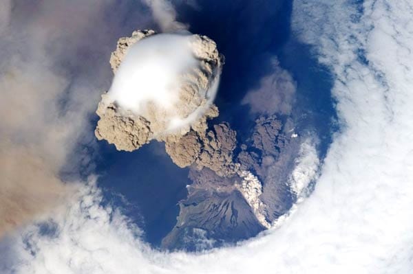 Kilometerhohe Aschewolke (Vulkan Sarychev vor Japan): Vulkane können das Klima auf Jahre hinaus abkühlen.