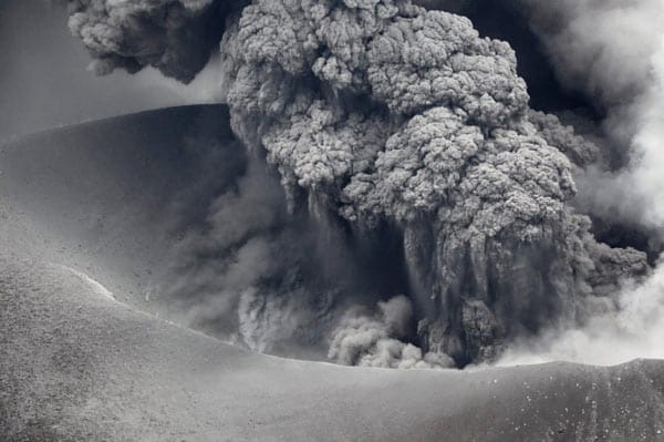 Ausbruch des japanischen Shinmoedake: Nahe beieinander liegende Vulkane brechen auffällig häufig kurz nacheinander aus.