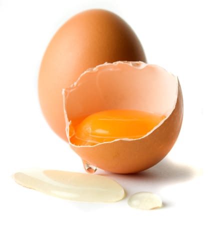 Hühnereier können mit Salmonellen behaftet sein, die über eine verschmutzte Schale Innere des Eies gelangen und sich bei falscher oder zu langer Lagerung vermehren. Besonders bedenklich sind Lebensmittel, in denen rohe Eier verarbeitet werden, zum Beispiel Mayonnaise, Tiramisu oder Buttercreme. Salmonelleninfektionen gehören zu den häufigsten Lebensmittelvergiftungen. Der beste Schutz: Eier kühl und nicht zu lange lagern und bei der Zubereitung über 75 Grad erhitzen.