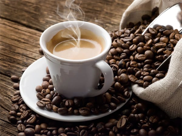Kaffee enthält das Nervengift Koffein, das in höheren Konzentrationen zu Herzrasen, Schwindel und Nervosität führen kann. Gefährlich kann es auch für Kinder werden, die wesentlich empfindlicher auf das Gift reagieren.Der beste Schutz: Maximal vier Tassen Kaffee pro Tag trinken, Schwangere nur zwei Tassen. Kinder sollten Kaffee meiden.