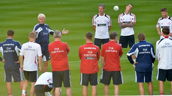 Dänemark: "Danish Dynamite", dänisches Dynamit. Bisweilen wegen Nationaltrainer Morten Olsen auch "Olsenbanden" - angelehnt an die Olsen-Bande in der gleichnamigen dänischen Krimikomödie - oder "Olsen's Eleven" - in Anlehnung an den Film Ocean's Eleven - genannt.