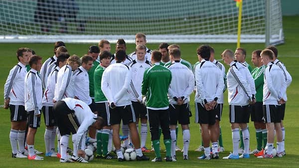 Deutschland: Der Deutsche hat keinen Spitznamen für sein liebstes Kind. Im Ausland wird die DFB-Elf oft "Die Mannschaft" genannt. Bei Sepp Herberger waren es Elf-Freunde.