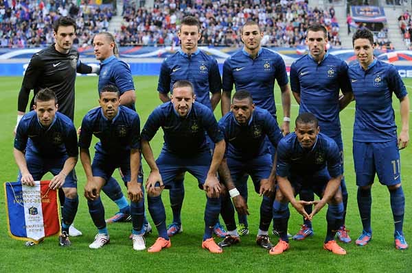 Frankreich:"'Les Bleus", die Blauen. Bisweilen spricht man auch von der "Equipe Tricolore", die dreifarbige Mannschaft.