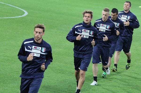 Italien: "Squadra Azzurra", blaue Mannschaft. Oder: "Gli Azzurri", die Blauen.