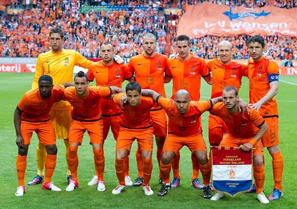 Niederlande: Unsere Nachbarn haben zwei Spitznamen: "'Oranje", bisweilen auch "Elftal" (für die Mannschaft). Als "Oranjes" werden in den Niederlanden ausschließlich die Mitglieder des Königshauses bezeichnet.