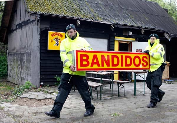 Polizisten im Dezember vor dem Clubhaus des Bandidos-Chapters Aachen: Sie wurden bereits verboten.