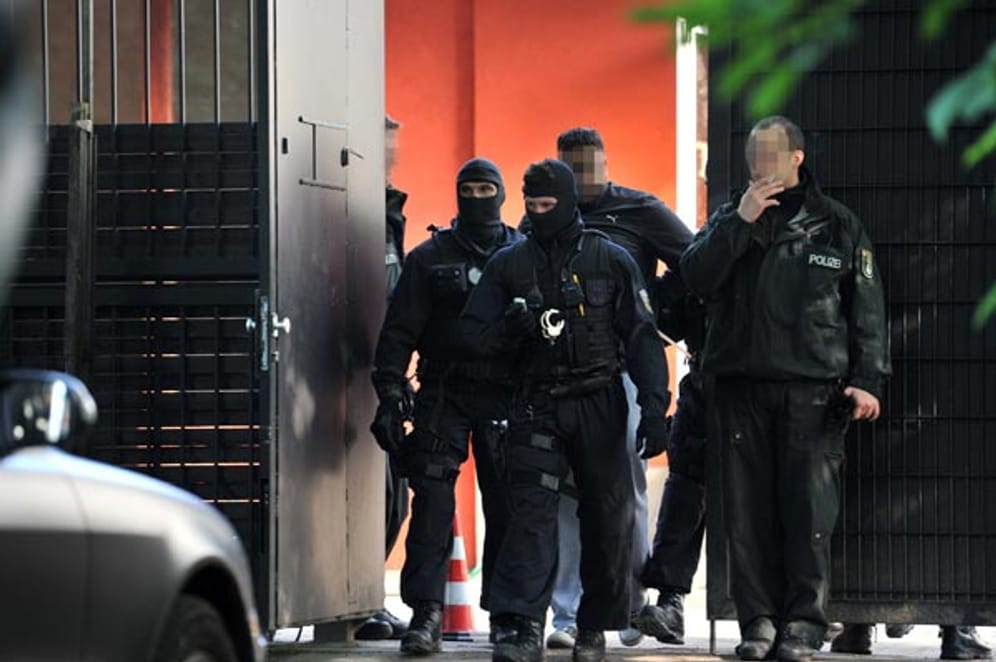 Fronleichnam 2012: 1000 Polizisten gehen in Berlin und Brandenburg gegen den Clubhäuser und Wohnungen der Bandidos vor