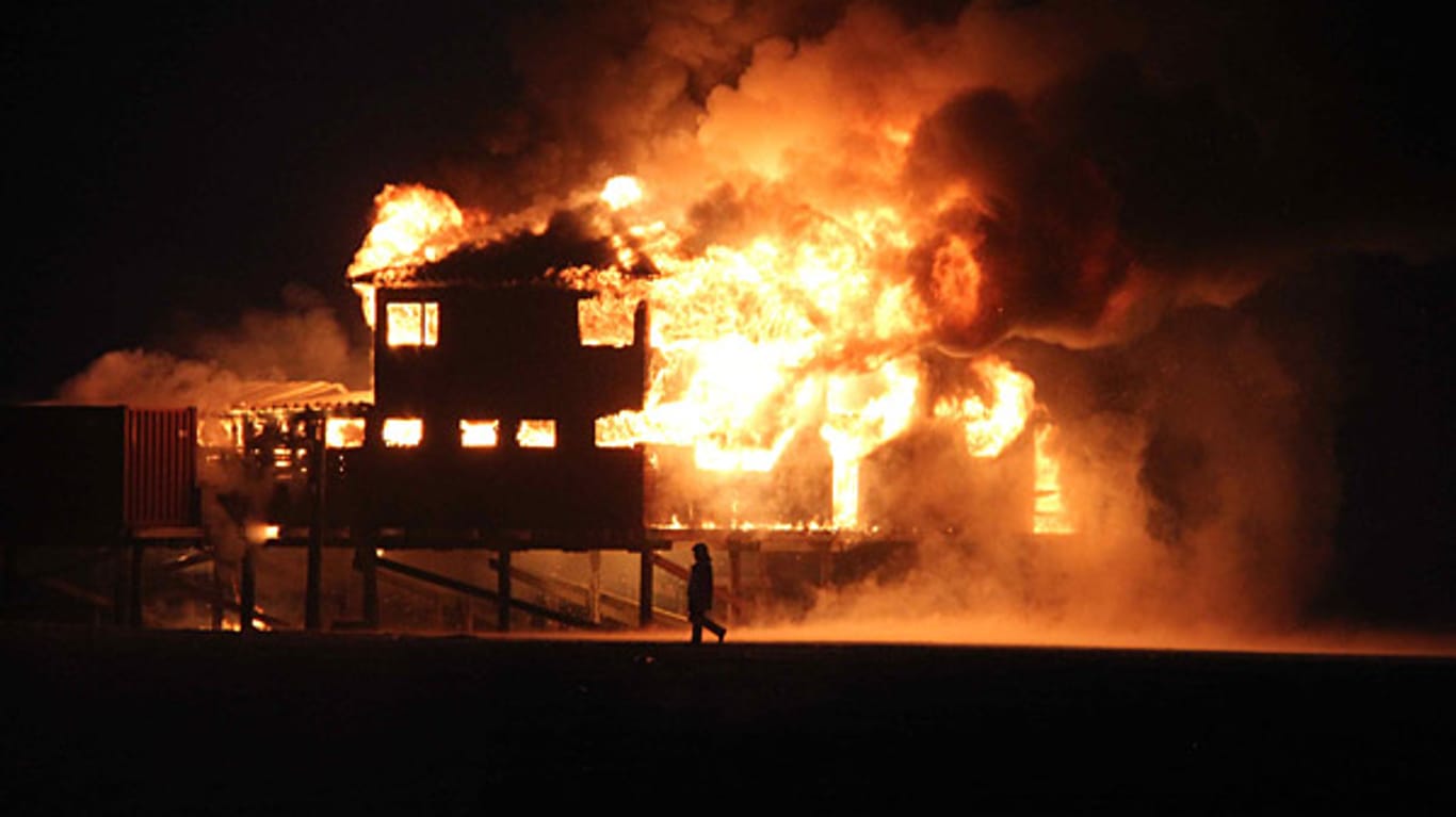 In voller Ausdehnung brennt am Morgen des 8. Juni 2012 ein Pfahlbau am Strand von St. Peter-Ording.