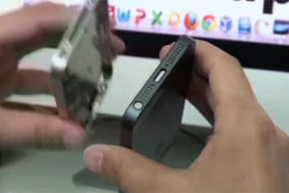 Das Video zeigt angeblich das Gehäuse des iPhone 5 mit einem neuen kleinen Dock-Anschluss.