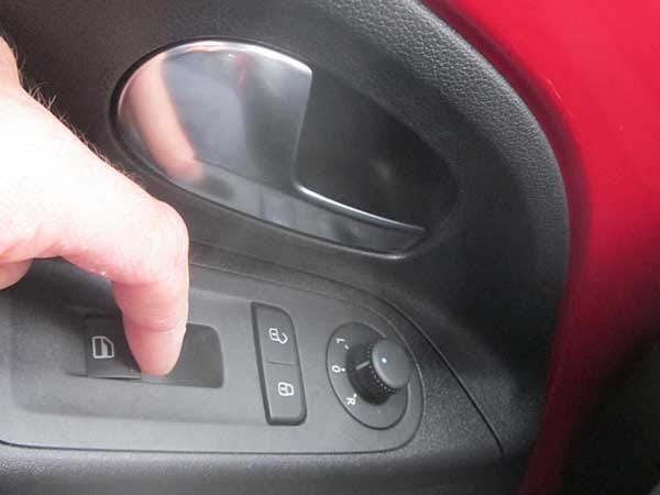 Es gibt auf der Fahrerseite nur den Öffner für die eigene Seite - und der Schalter hat keine Automatik.