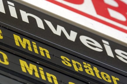 Eine Ankündigungstafel der Bahn (Symbolbild): Alte Schienen sind das Hauptproblem für Verspätungen, sagt Vorstand Petersen. Eine Ankündigungstafel der Bahn (Symbolbild): Alte Schienen sind das Hauptproblem für Verspätungen, sagt Vorstand Petersen.