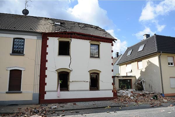 Die Trümmer des Hauses konnten daher bislang noch nicht betreten werden. Die Trümmer des Hauses konnten daher bislang noch nicht betreten werden.