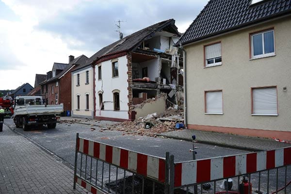 Ein Teil eines Doppelhauses wurde dabei komplett zerstört. Ein Teil eines Doppelhauses wurde dabei komplett zerstört.