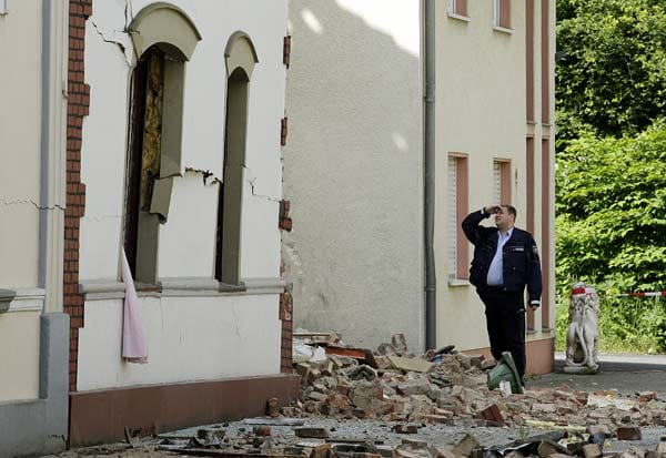 Die restlichen Gebäudeteile sind stark einsturzgefährdet. Die restlichen Gebäudeteile sind stark einsturzgefährdet.