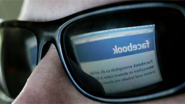 Facebook-Internetseite spiegelt sich in dunkler Sonnenbrille.
