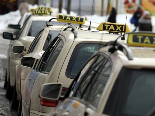 Das Taxi wartet am Bahnhof auf Fahrgäste