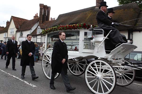 Der weiße Sarg mit Robin Gibbs Leichnam wurde in einer gläsernen Pferdekutsche durch die Straßen des Städtchens Thame zur Kirche Saint Mary gefahren. Der weiße Sarg mit Robin Gibbs Leichnam wurde in einer gläsernen Pferdekutsche durch die Straßen des Städtchens Thame zur Kirche Saint Mary gefahren.