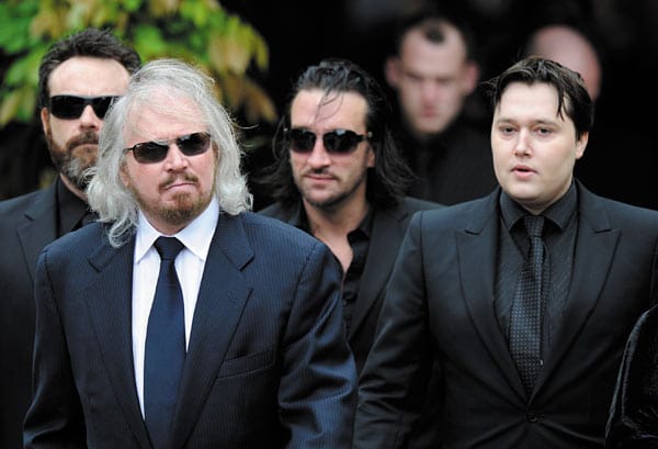Die Trauergemeinde wurde von Robin Gibbs Bruder und Bee-Gees-Mitglied Barry (65) ... Die Trauergemeinde wurde von Robin Gibbs Bruder und Bee-Gees-Mitglied Barry (65) ...