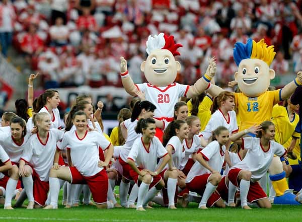 Die Maskottchen Slavko (re.) und Slavek wirken ebenfalls mit. Die Maskottchen Slavko (re.) und Slavek wirken ebenfalls mit.