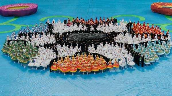 Vor dem Spiel Polen gegen Griechenland wird die Europameisterschaft feierlich eröffnet. Vor dem Spiel Polen gegen Griechenland wird die Europameisterschaft feierlich eröffnet.
