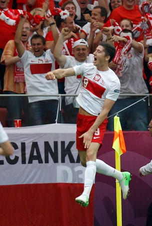 Lewandowski feiert seinen Treffer, das Publikum ist ebenfalls euphorisch. Lewandowski feiert seinen Treffer, das Publikum ist ebenfalls euphorisch.