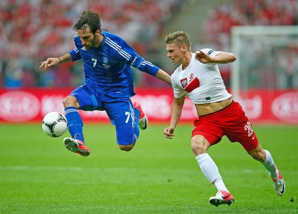Die Griechen suchen ihre Chance. Der Hellene Giorgos Samaras (li.) ist vor Polens Lukasz Piszczek am Ball. Die Griechen suchen ihre Chance. Der Hellene Giorgos Samaras (li.) ist vor Polens Lukasz Piszczek am Ball.