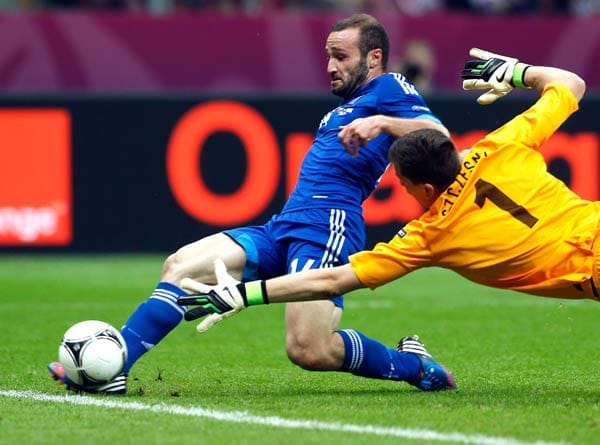 Trotz Unterzahl erzielt Dimitris Salpingidis den 1:1-Ausgleich. Trotz Unterzahl erzielt Dimitris Salpingidis den 1:1-Ausgleich.