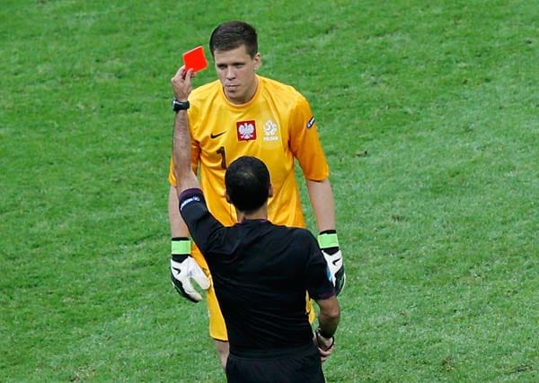 Es kommt noch dicker für die Polen: Keeper Wojciech Szczesny sieht nach einer Notbremse die Rote Karte. Es kommt noch dicker für die Polen: Keeper Wojciech Szczesny sieht nach einer Notbremse die Rote Karte.