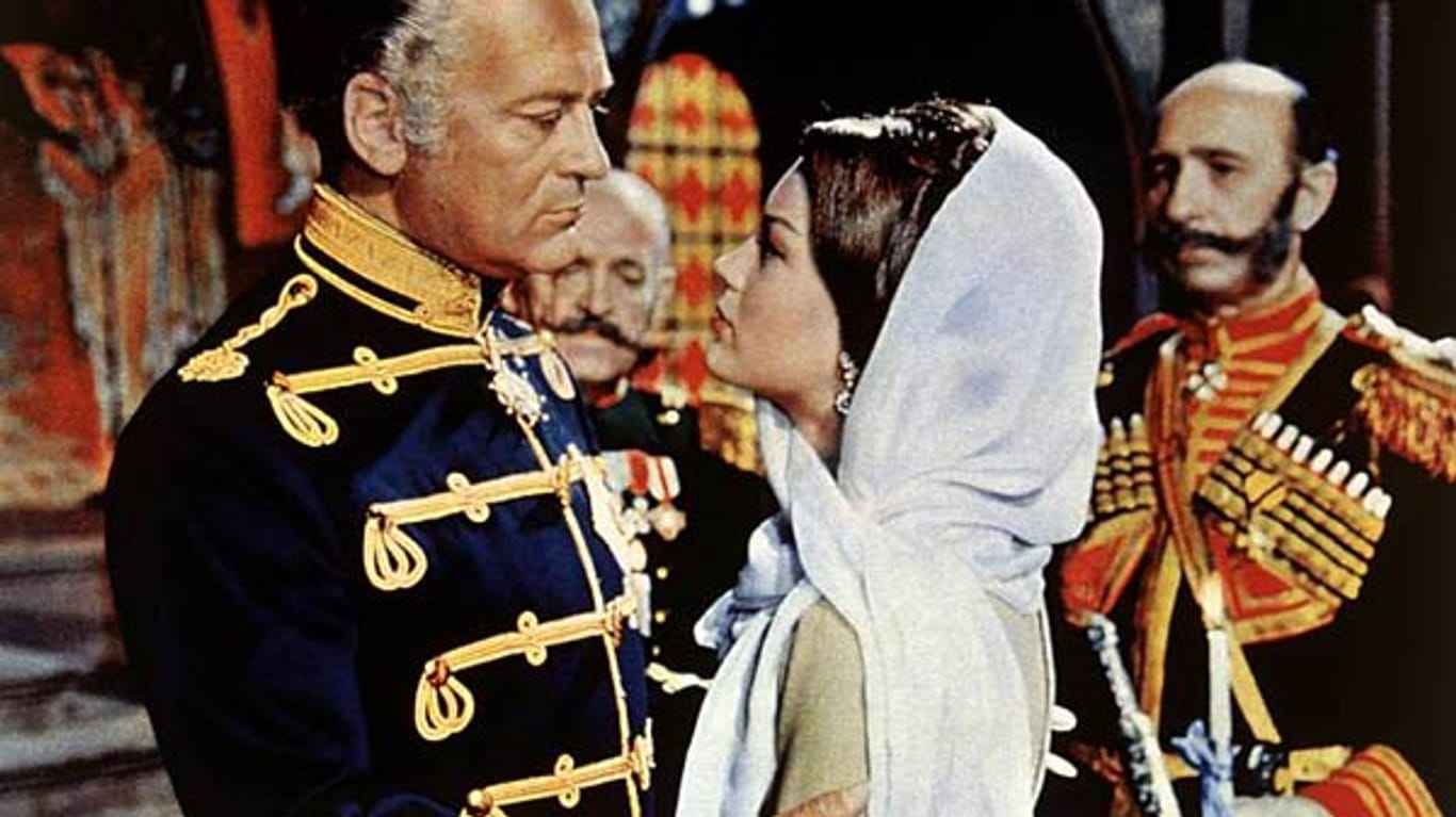 Curd Jürgens als Zar Alexander II. und Romy Schneider als Katja Dolgoruki in dem französischen Film "Katja, die ungekrönte Kaiserin" von 1959.