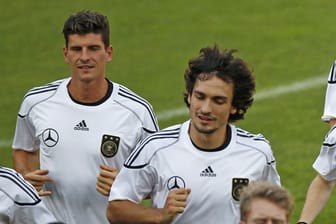 Mario Gomez (li.) und Mats Hummels stehen gegen Portugal in der Startformation der DFB-Elf.