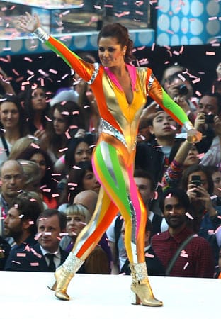 Cheryl Cole zeigt in diesem hautengen Catsuit ihre makellose Figur. Allerdings lenken die grellen Neonfarben leider auch ganz schön von ihrem Körper ab. Bei einem Auftritt im Londoner Wembley-Stadion wollte sie bis in die letzte Reihe zu sehen sein - das dürfte sie geschafft haben.