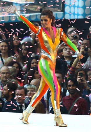 Cheryl Cole zeigt in diesem hautengen Catsuit ihre makellose Figur. Allerdings lenken die grellen Neonfarben leider auch ganz schön von ihrem Körper ab. Bei einem Auftritt im Londoner Wembley-Stadion wollte sie bis in die letzte Reihe zu sehen sein - das dürfte sie geschafft haben. Cheryl Cole zeigt in diesem hautengen Catsuit ihre makellose Figur. Allerdings lenken die grellen Neonfarben leider auch ganz schön von ihrem Körper ab. Bei einem Auftritt im Londoner Wembley-Stadion wollte sie bis in die letzte Reihe zu sehen sein - das dürfte sie geschafft haben.