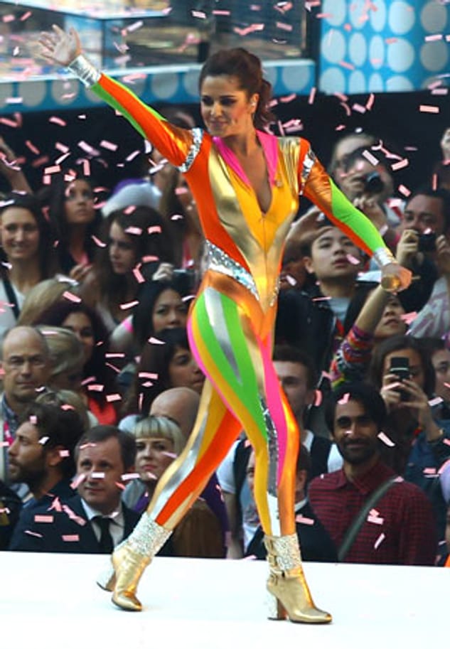 Cheryl Cole zeigt in diesem hautengen Catsuit ihre makellose Figur. Allerdings lenken die grellen Neonfarben leider auch ganz schön von ihrem Körper ab. Bei einem Auftritt im Londoner Wembley-Stadion wollte sie bis in die letzte Reihe zu sehen sein - das dürfte sie geschafft haben.