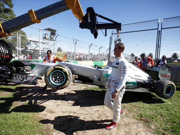 in Australien fährt Michael Schumacher im Training ins Kiesbett und musste befreit werden. Im Rennen fiel er dann in der 10. Runde mit Getriebeproblemen aus.