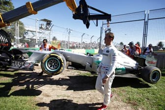 in Australien fährt Michael Schumacher im Training ins Kiesbett und musste befreit werden. Im Rennen fiel er dann in der 10. Runde mit Getriebeproblemen aus.