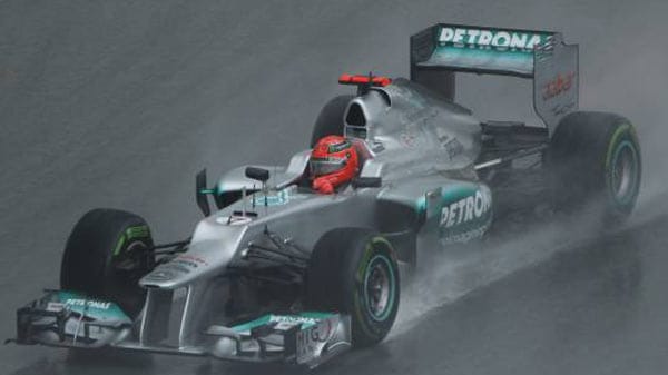 In Malaysia erzielt Schumi mit Platz drei sein bestes Qualifikationsergebnis seit dem 8. Oktober 2006. Nach einer Kollision in der ersten Rennrunde mit Romain Grosjean fällt er zunächst auf Platz 16 zurück. Am Ende holt er im Regen einen Punkt.