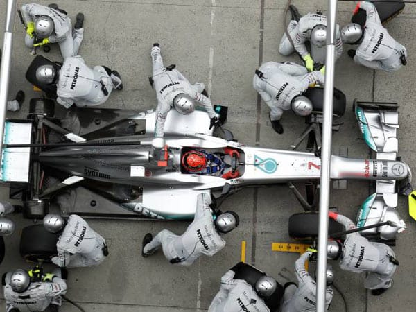 In China startet Schumacher sogar von Platz zwei, weil Lewis Hamilton zurückgestuft wurde. Wegen eines schlecht aufgezogenen Vorderreifens muss er in der 13. Runde aber aufgeben. Teamkollege Nico Rosberg feiert den ersten Sieg in seiner Karriere.