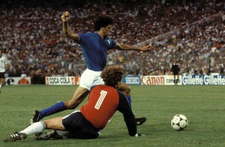 11. Juli 1982 in Madrid: Seit der WM 1978 haben sich Deutschland und Italien nicht gegenübergestanden. Vier Jahre später geht es in Madrid um den WM-Titel. Für beide wäre es der dritte. 90.000 Fans erleben überlegene Italiener. Binnen 24 Minuten in Halbzeit zwei überwinden sie Toni Schumacher im deutschen Kasten drei Mal (hier Alessandro Altobelli). Paul Breitner sorgt mit seinem 1:3 lediglich für Ergebniskosmetik, ist aber nach Pelé und Vava erst der dritte Akteur, der in zwei WM-Endspielen trifft.