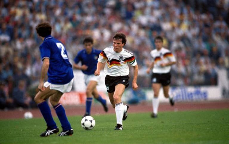10. Juni 1988 in Düsseldorf: 68.000 Zuschauer freuen sich zur EM-Eröffnung auf den Klassiker (hier Matthäus gegen Baresi). In der 53. Minute schockt der damalige Trainer von Manchester City, Roberto Mancini, die Gastgeber mit seinem ersten Länderspieltor. Er spritzt in einen Rückpass von Matthias Herget. Kurios der Ausgleich nur drei Minuten darauf: Schiedsrichter Hackett moniert Walter Zengas Schritte mit dem Ball vor dem Abschlag. Andreas Brehme jagt den indirekten Freistoß zum 1:1-Endstand ins Netz.