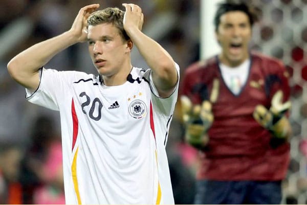 Lukas Podolski kann es nicht fassen. Auch die Deutschen haben genug Chancen, um das Spiel für sich zu entscheiden.