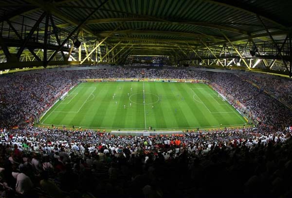 Der Ort des Geschehens: Das Westfalenstadion in Dortmund, bis auf den letzten Platz besetzt, die Zuschauer in freudiger Erwartung eines Fußballfestes. Das soll es werden, allerdings mit tragischem Ausgang für die deutschen Fans.
