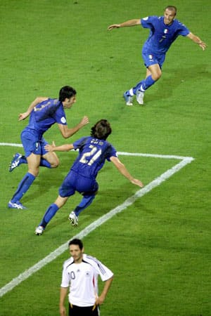 Fabio Grosso dreht ab. Er weiß: Jetzt kann Italien nichts mehr aufhalten. Del Piero (hi.) und Pirlo (vo.) jubeln mit, während Oliver Neuville es nicht fasse kann.