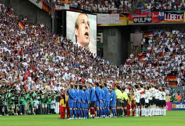 Beim Singen der Nationalhymne zeigen die Deutschen, wie in allen Spielen zuvor, einen lange nicht mehr dagewesenen Stolz, die Flagge ihres Landes hochhalten zu dürfen. Die Begeisterung des Teams schwappt auf die ganze Nation über.