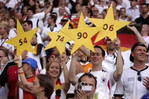 Der Traum noch vor dem Halbfinale: WM-Titel Nummer vier nach 1954, 1974 und 1990. Nach dem Spiel wird daraus 2010 - zumindest gesanglich würde 2014 nicht mehr passen.