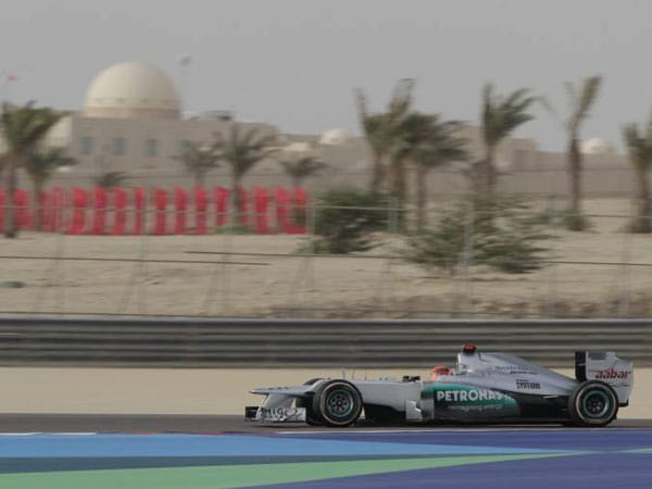 In Bahrain stoppt ein gerissener Seilzug im Heckflügel des Mercedes den Rekordweltmeister in der Qualifikation. Damit nicht genug: Das Getriebe muss gewechselt werden. Von Startplatz 22 fährt Schumacher noch auf Rang zehn - sein zweiter WM-Punkt.