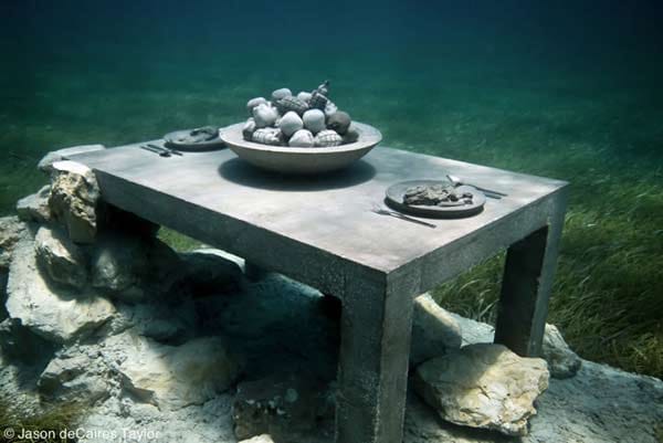 Die dritte neue Skulptur nennt sich "Das letzte Abendmahl". In dem Obstkorb auf dem Tisch finden sich neben Äpfeln auch Granaten.