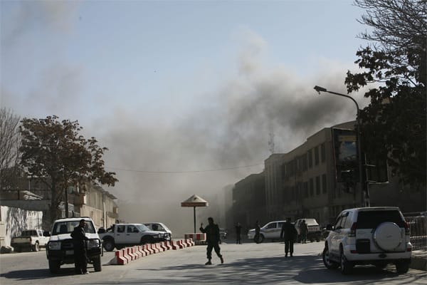 Hier ist das Hotel im Januar 2010 zu sehen, als Taliban das Militär im Stadtzentrum angegriffen hatten.