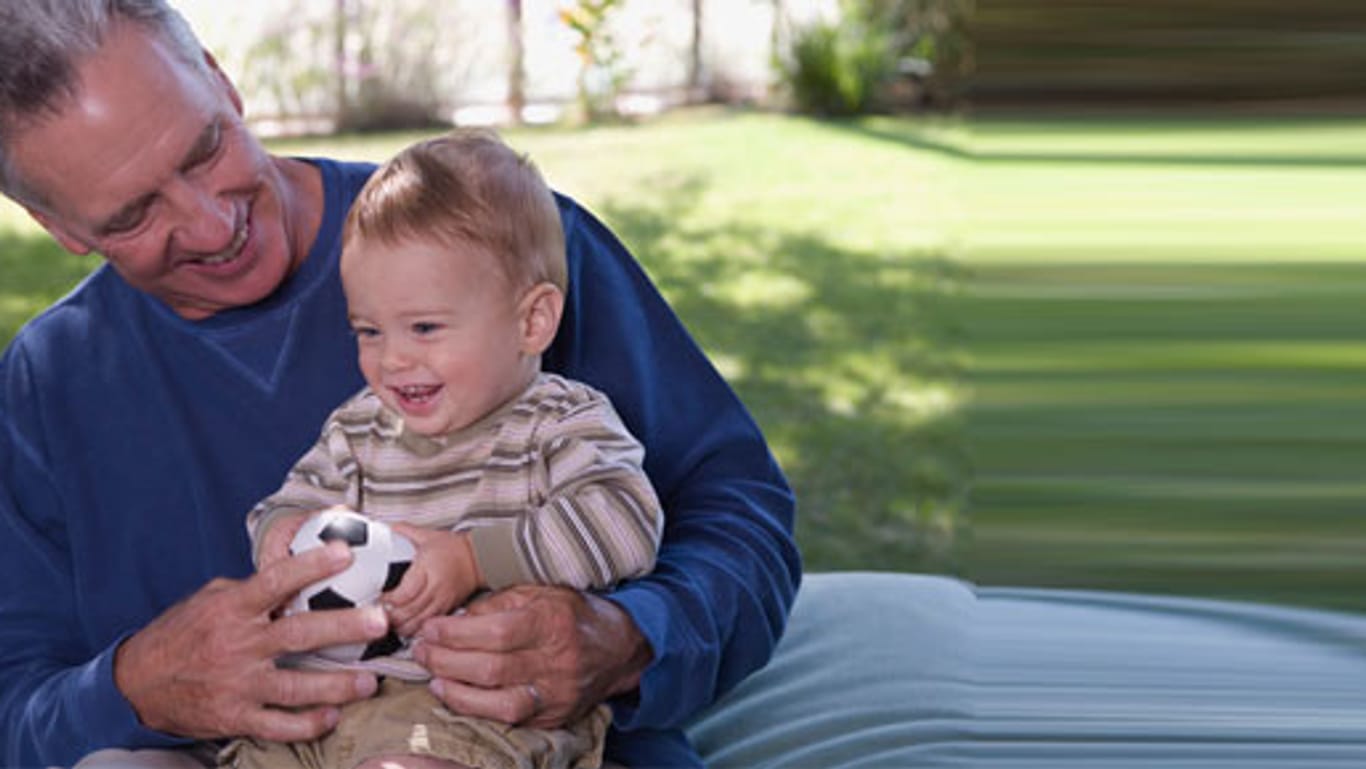 Nach neuesten Studienergebnissen haben die Kinder "alter Väter" eine höhere Lebenserwartung.