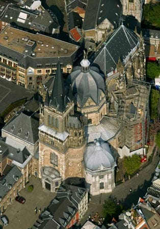 Der Kaiserdom in Aachen: Forscher wollen nun das Rätsel um seine perfekte Geometrie entschlüsselt haben. Der Kaiserdom in Aachen: Forscher wollen nun das Rätsel um seine perfekte Geometrie entschlüsselt haben.