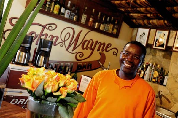An der "John Wayne Hatari Bar" in der Lodge kann man sich nach einem aufregenden Tag einen Drink genehmigen.